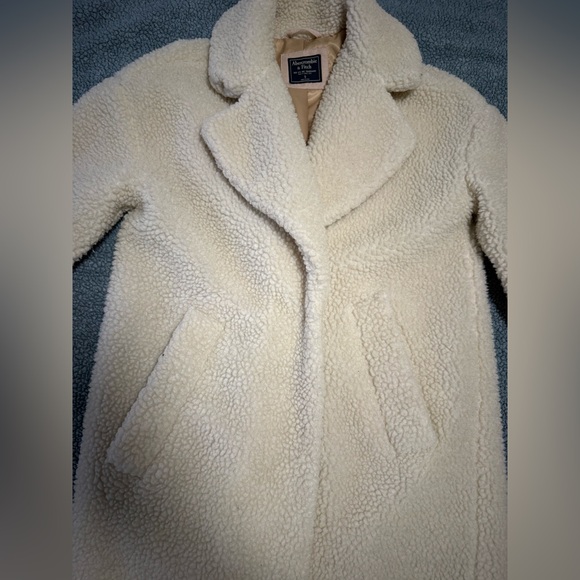 Small cream Abercrombie and Fitch shearling coat - Picture 4 of 5